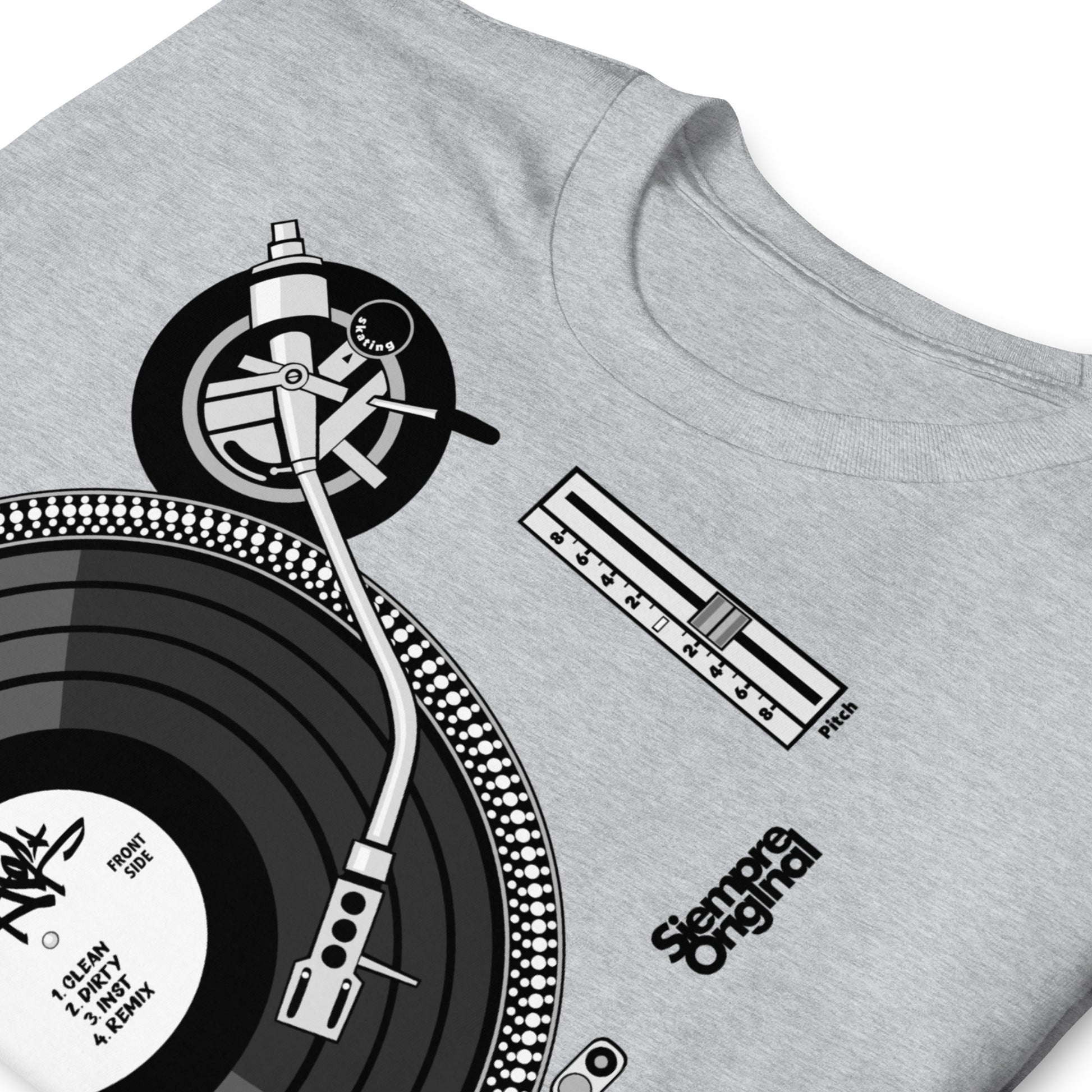 detalle de camiseta plato dj vinilo gris