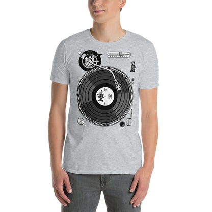 hombre con camiseta plato dj vinilo gris