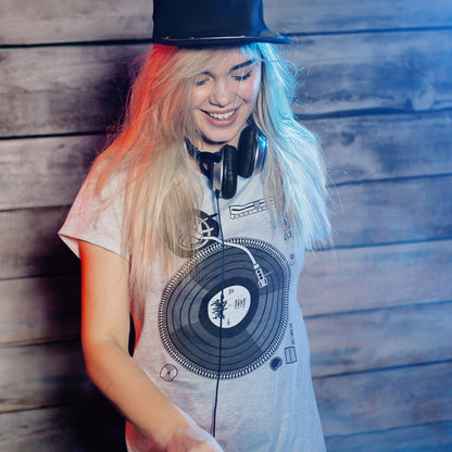 mujer con camiseta plato dj vinilo gris