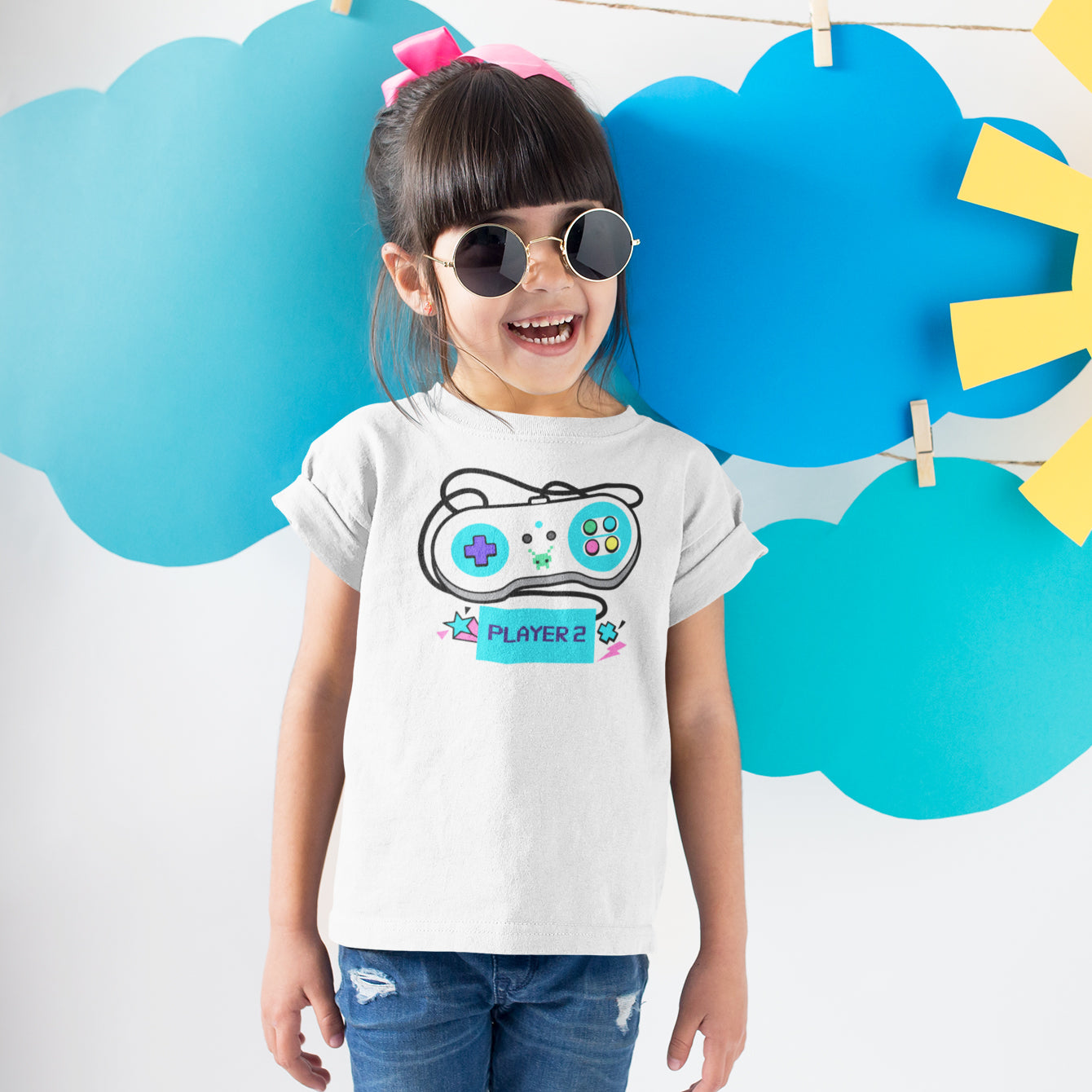 niña con camiseta infantil player 2 en color blanco