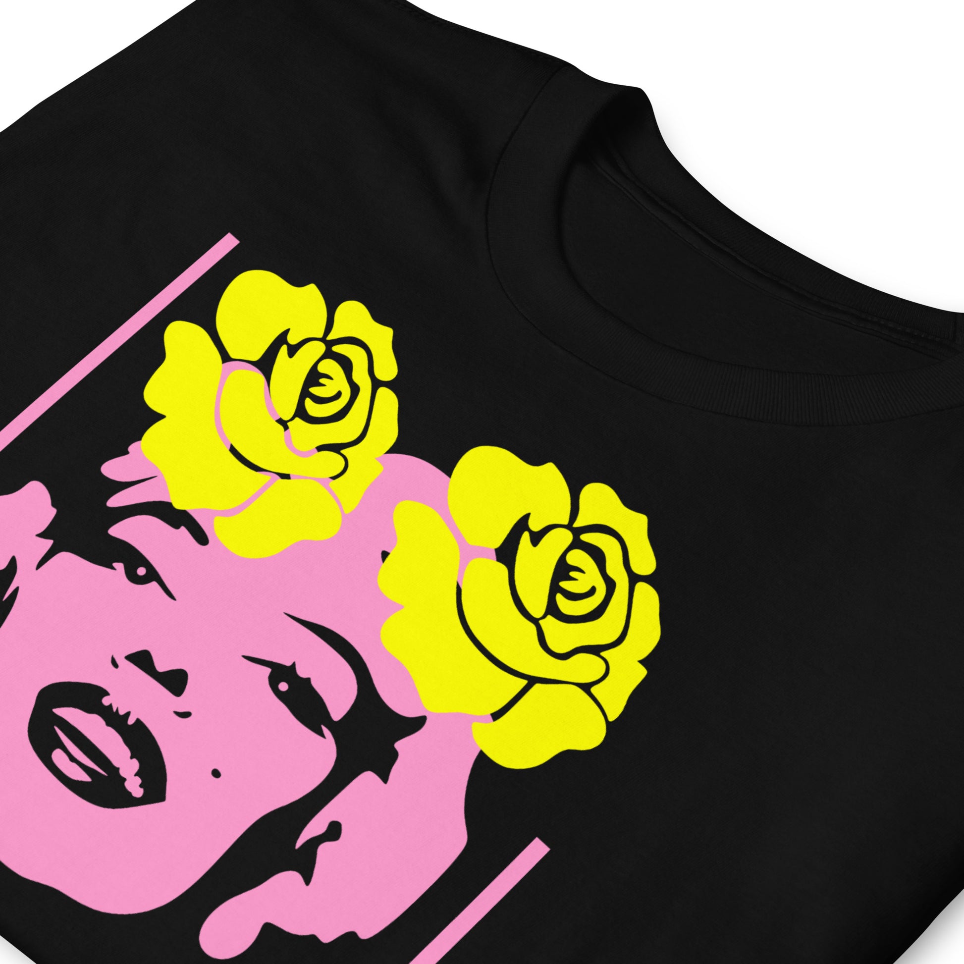 detalle de camiseta pop art marilyn monroe flores negra
