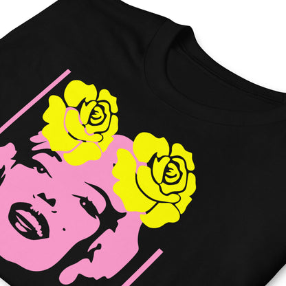 detalle de camiseta pop art marilyn monroe flores negra