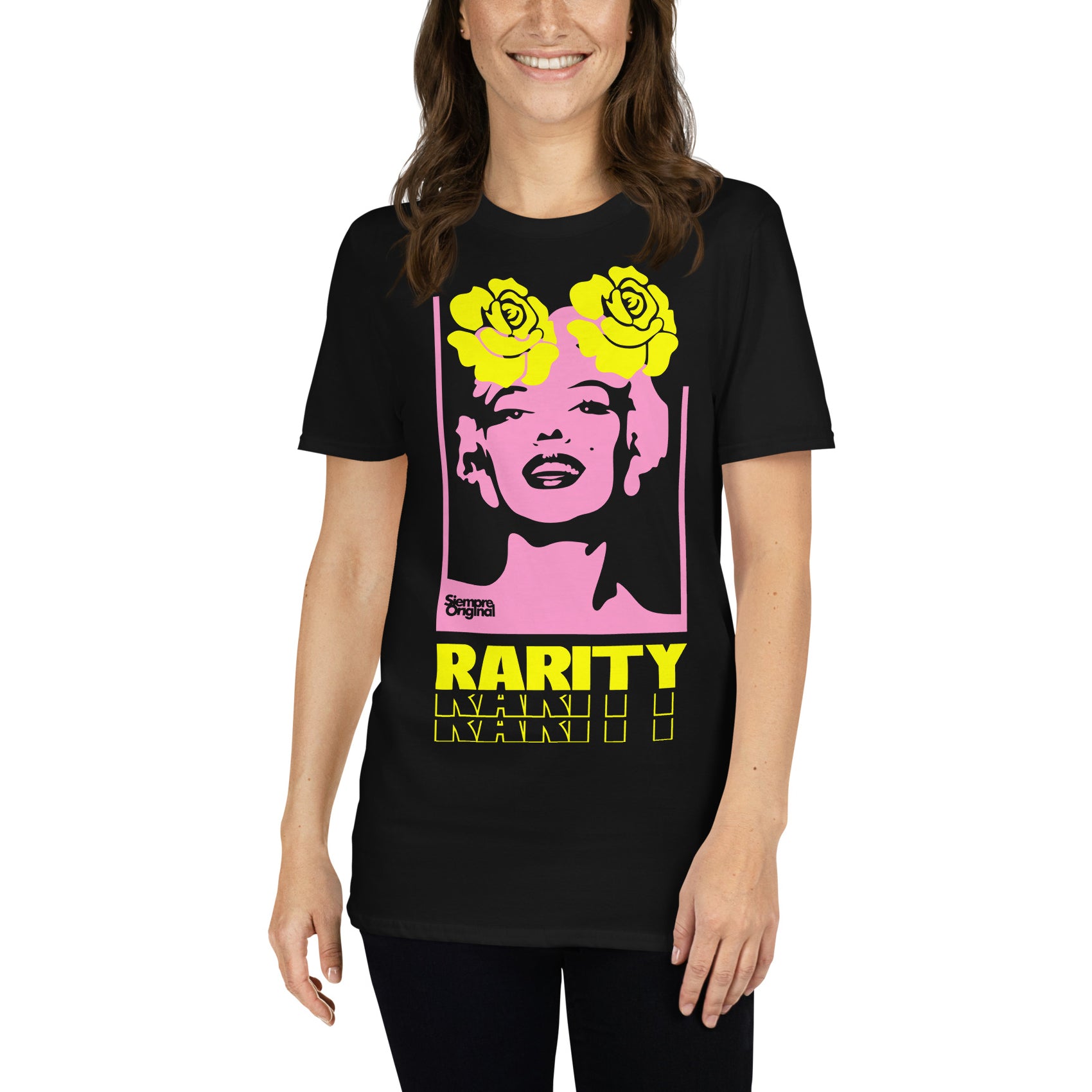 mujer con camiseta pop art marilyn monroe flores negra