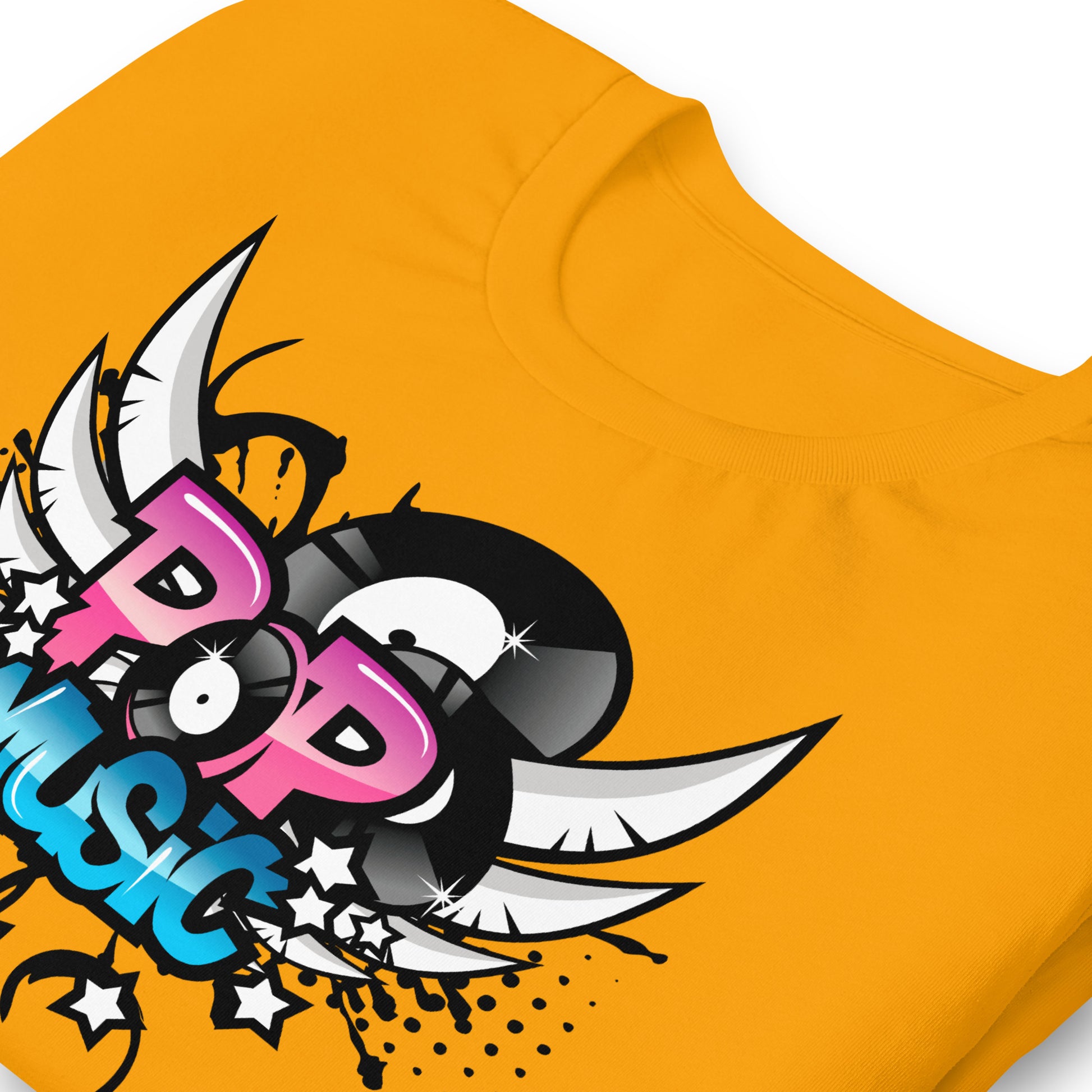 detalle de camiseta pop music amarillo mostaza