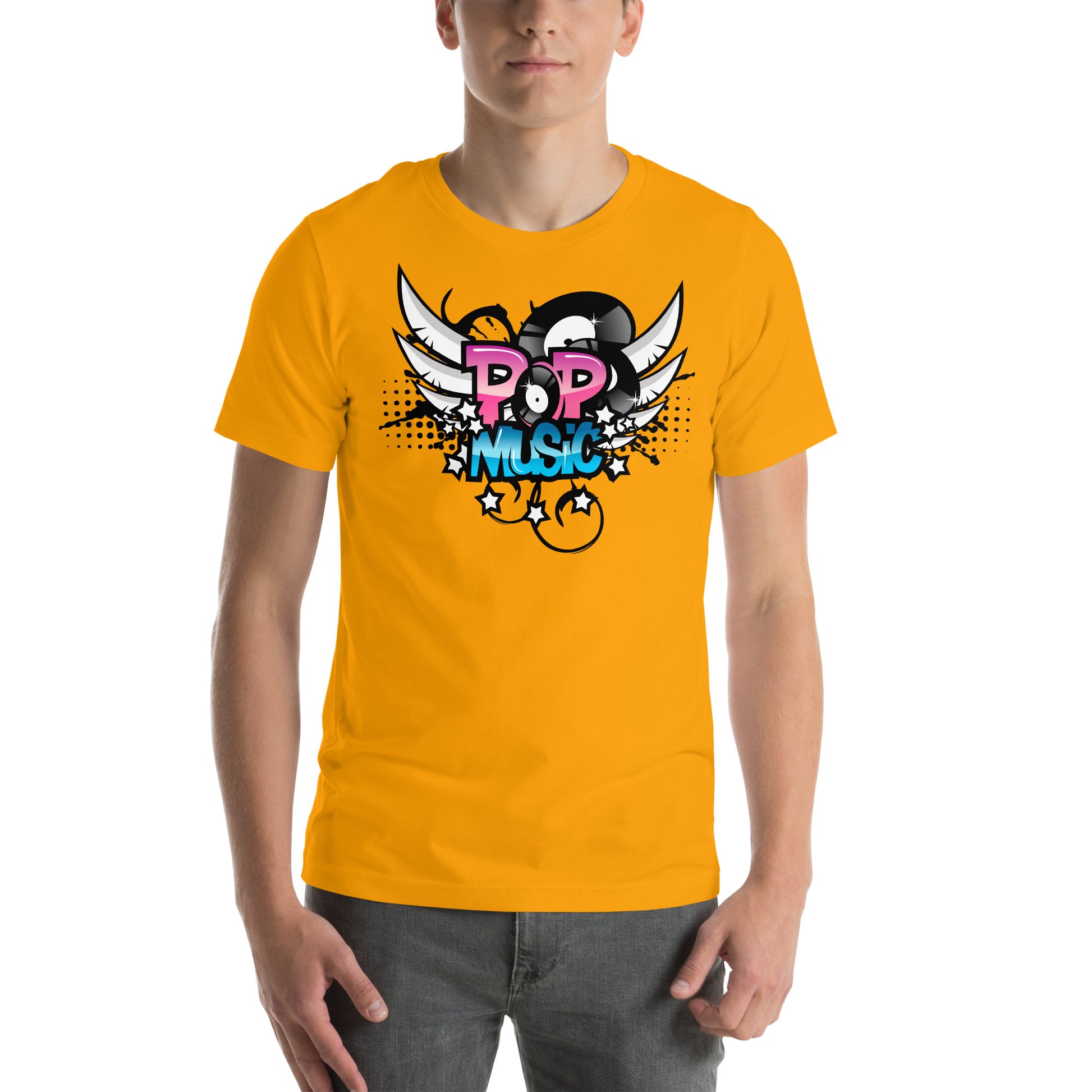 hombre con camiseta pop music amarillo mostaza