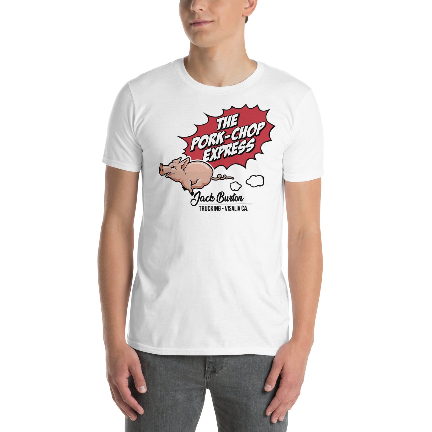 hombre con camiseta the pork chop express golpe en la pequeña china blanca