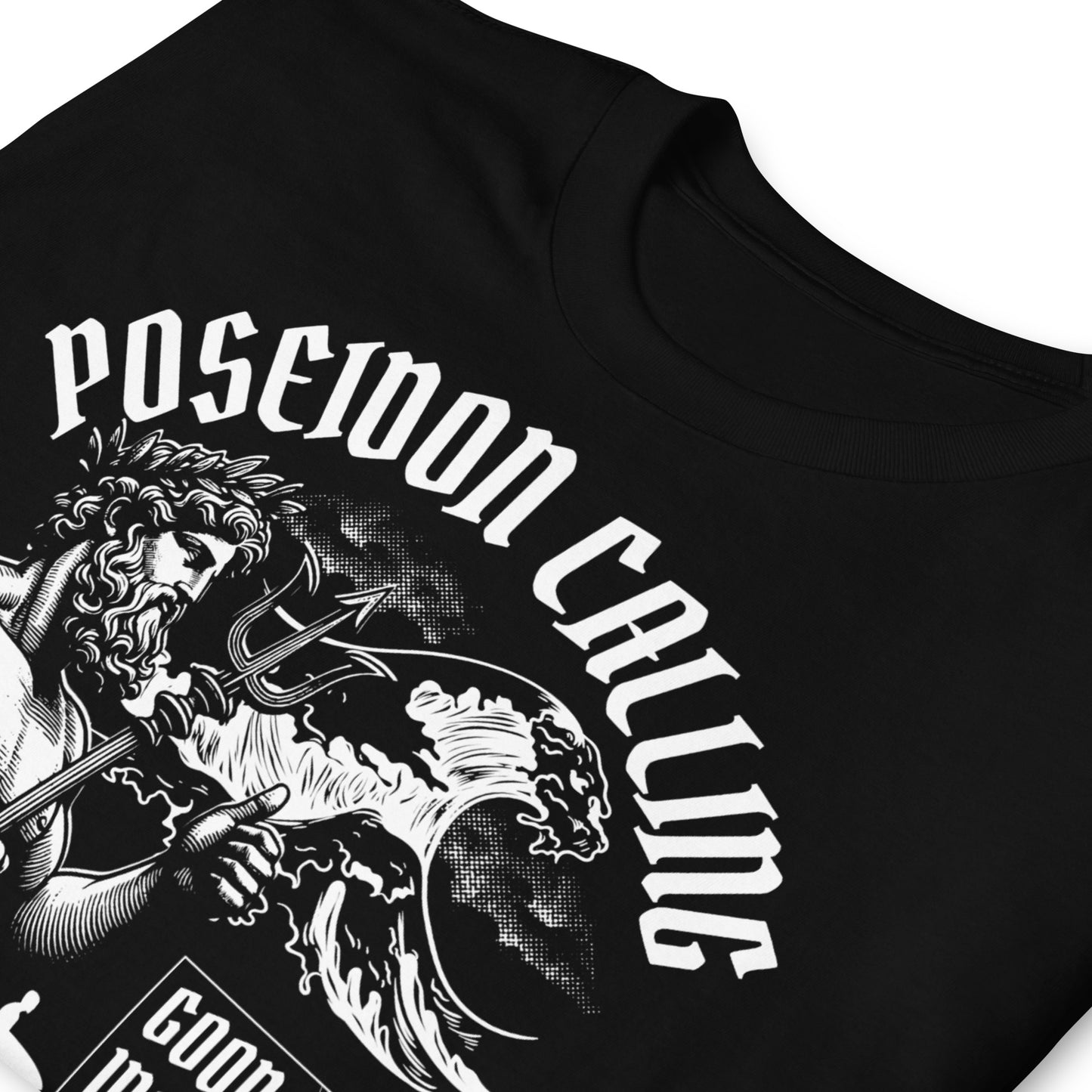 detalle de camiseta poseidon surf negra