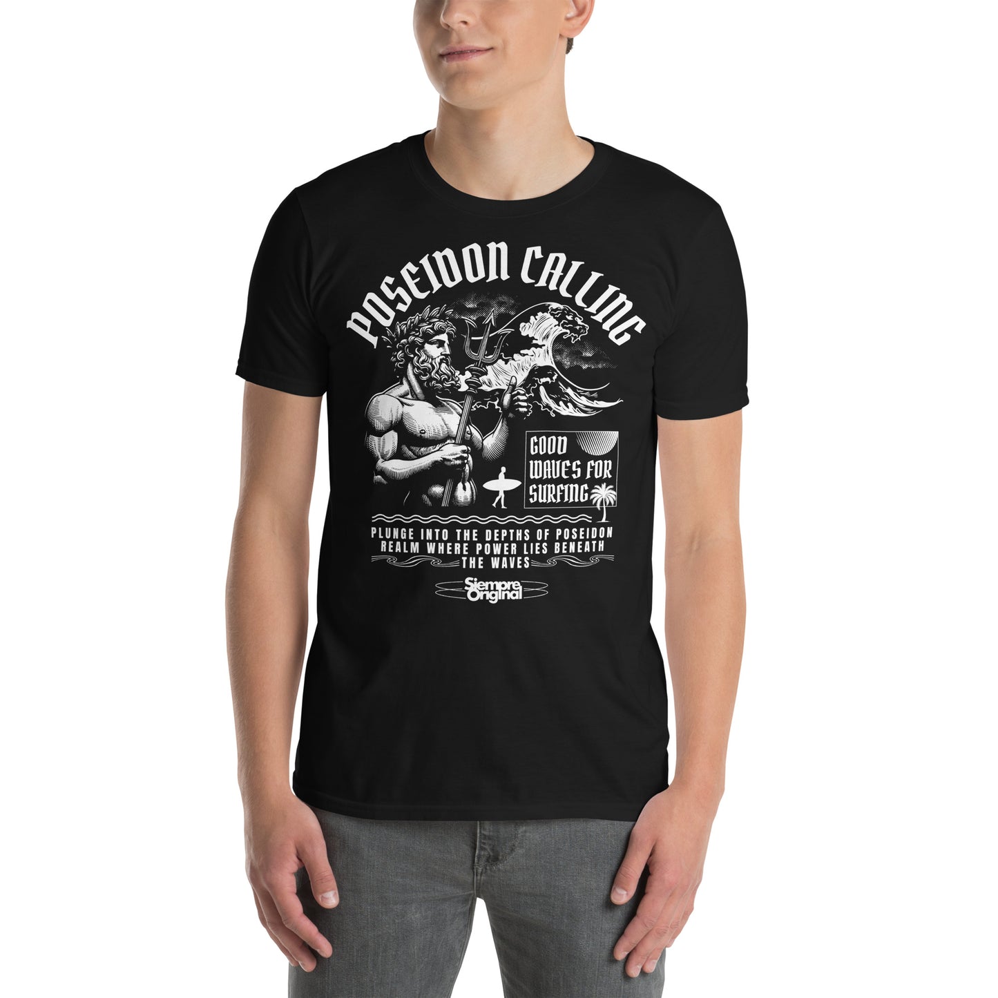 hombre con camiseta poseidon surf negra