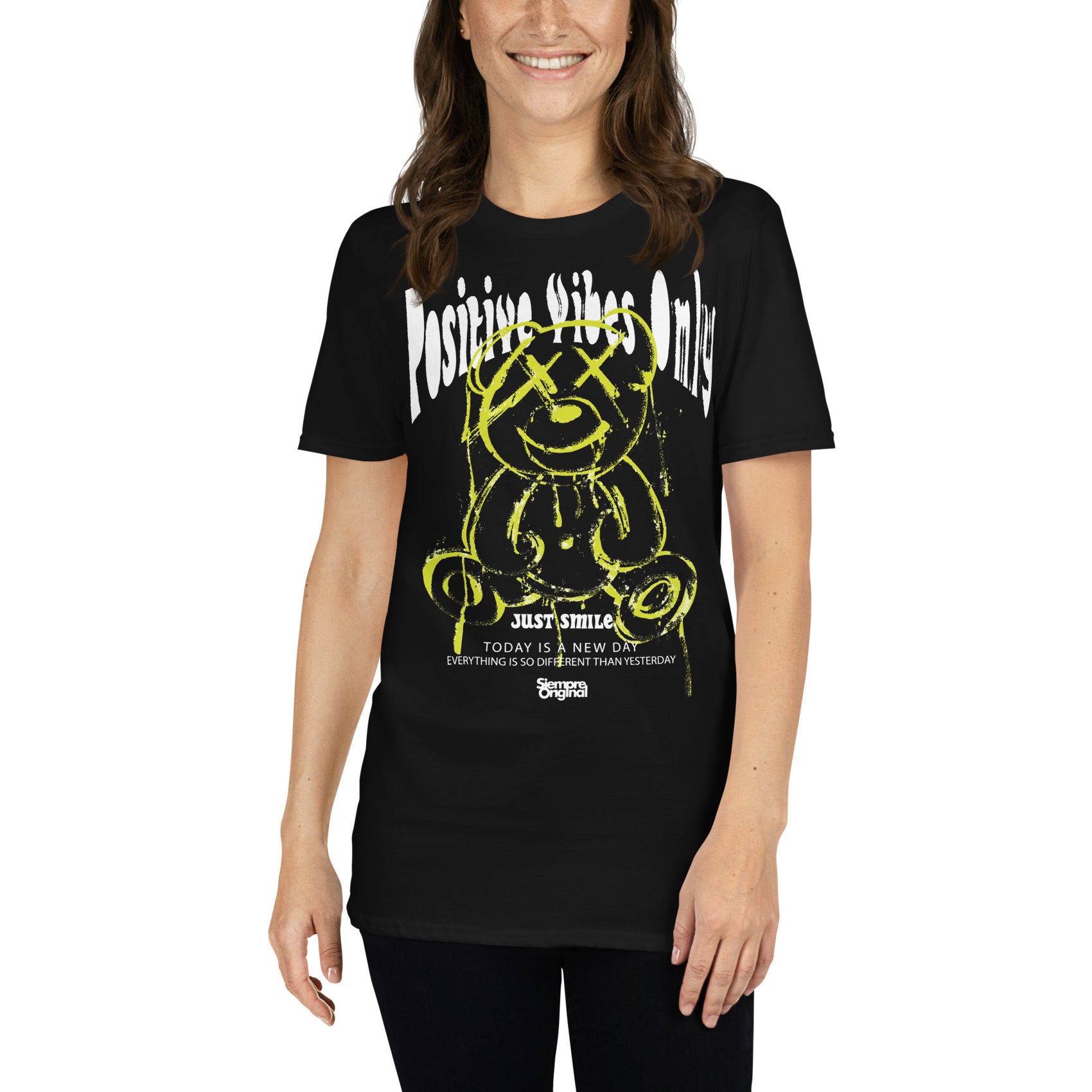 mujer con camiseta positive vibes only teddy bear siempre original urban en color negro