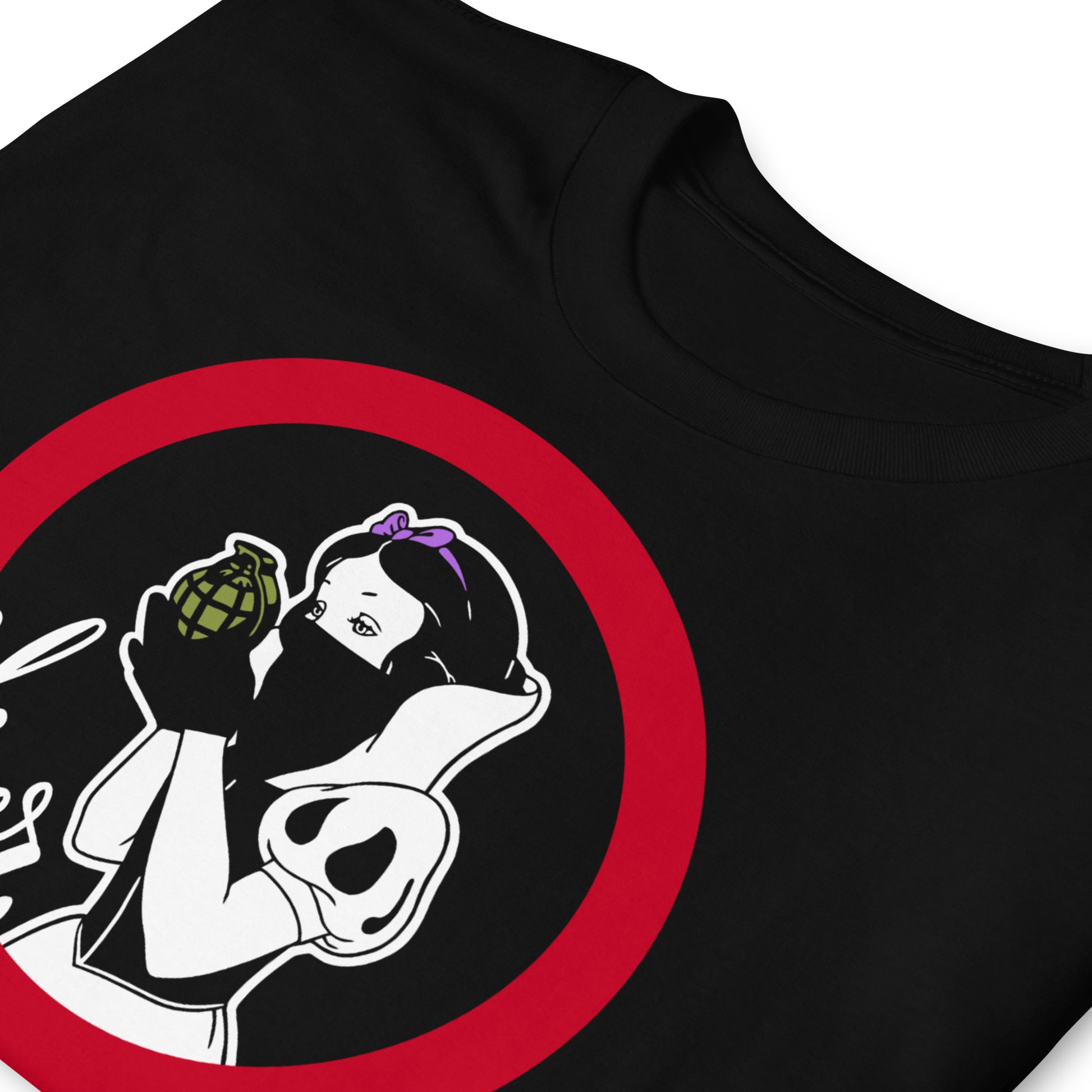 detalle de camiseta princesa feminista rebelde negra