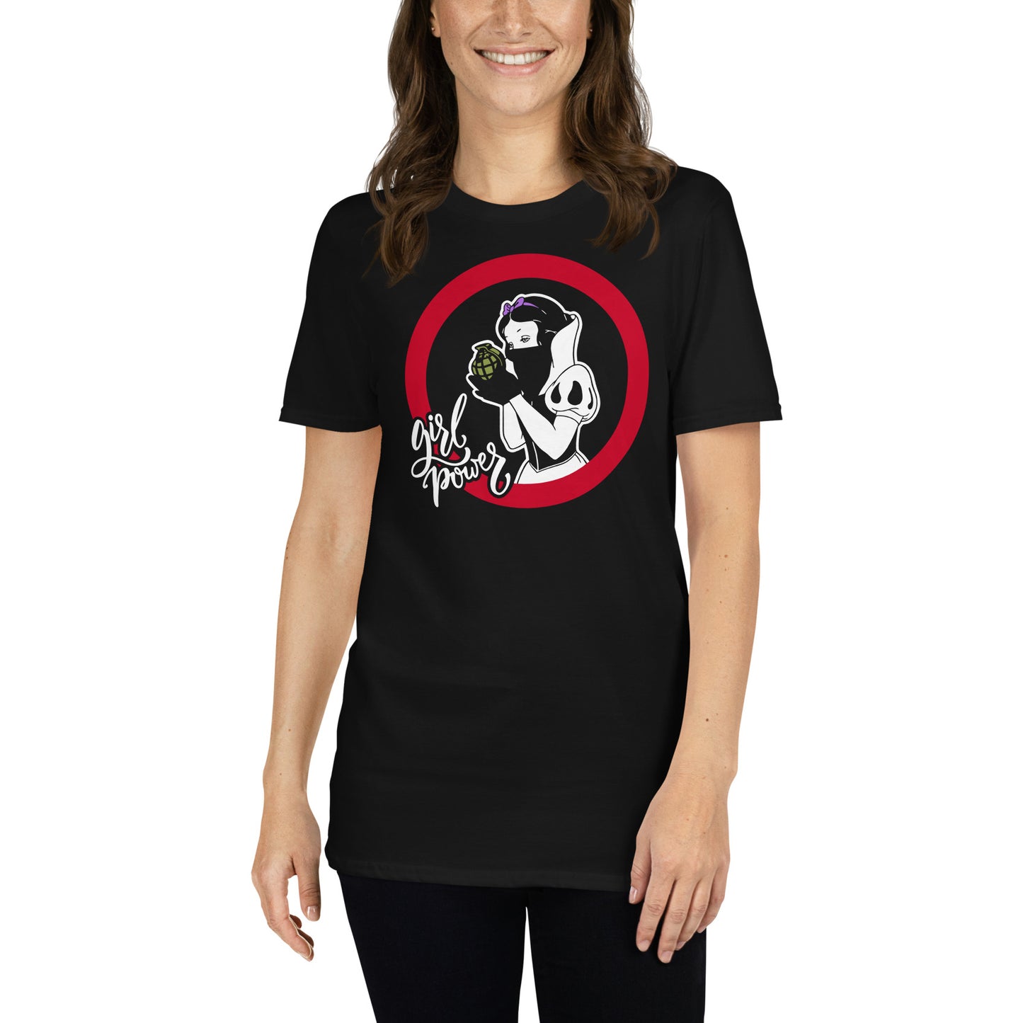 mujer con camiseta princesa feminista rebelde negra