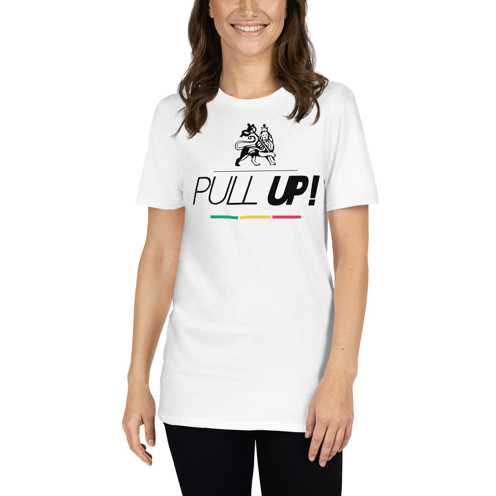 mujer con camiseta pull up reggae blanca