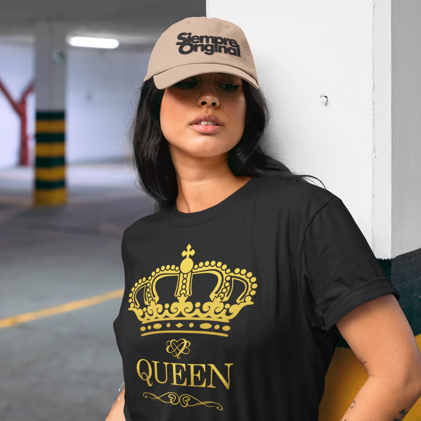 mujer con camiseta queen en color negro