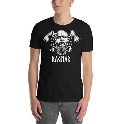 hombre con camiseta ragnar lodbrok vikings negra