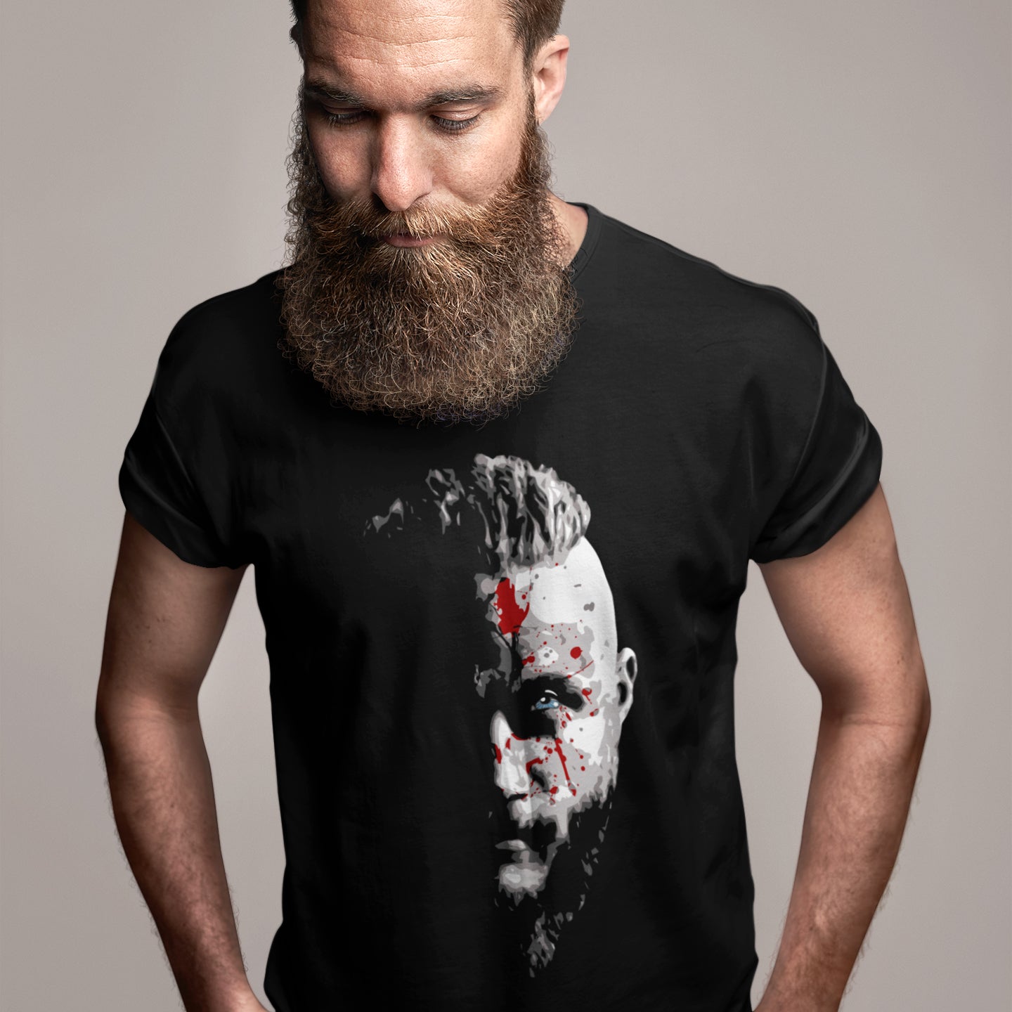 hombre con camiseta ragnar lodbrok vikings negra