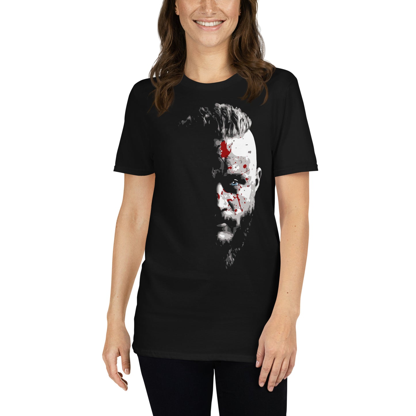 mujer con camiseta ragnar lodbrok vikings negra