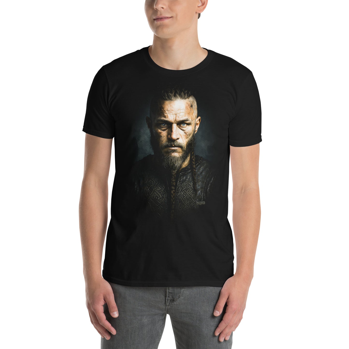 hombre con camiseta ragnar lodbrok vikings negra