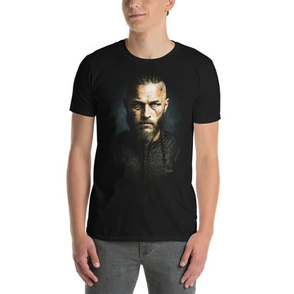 hombre con camiseta ragnar lodbrok vikings negra