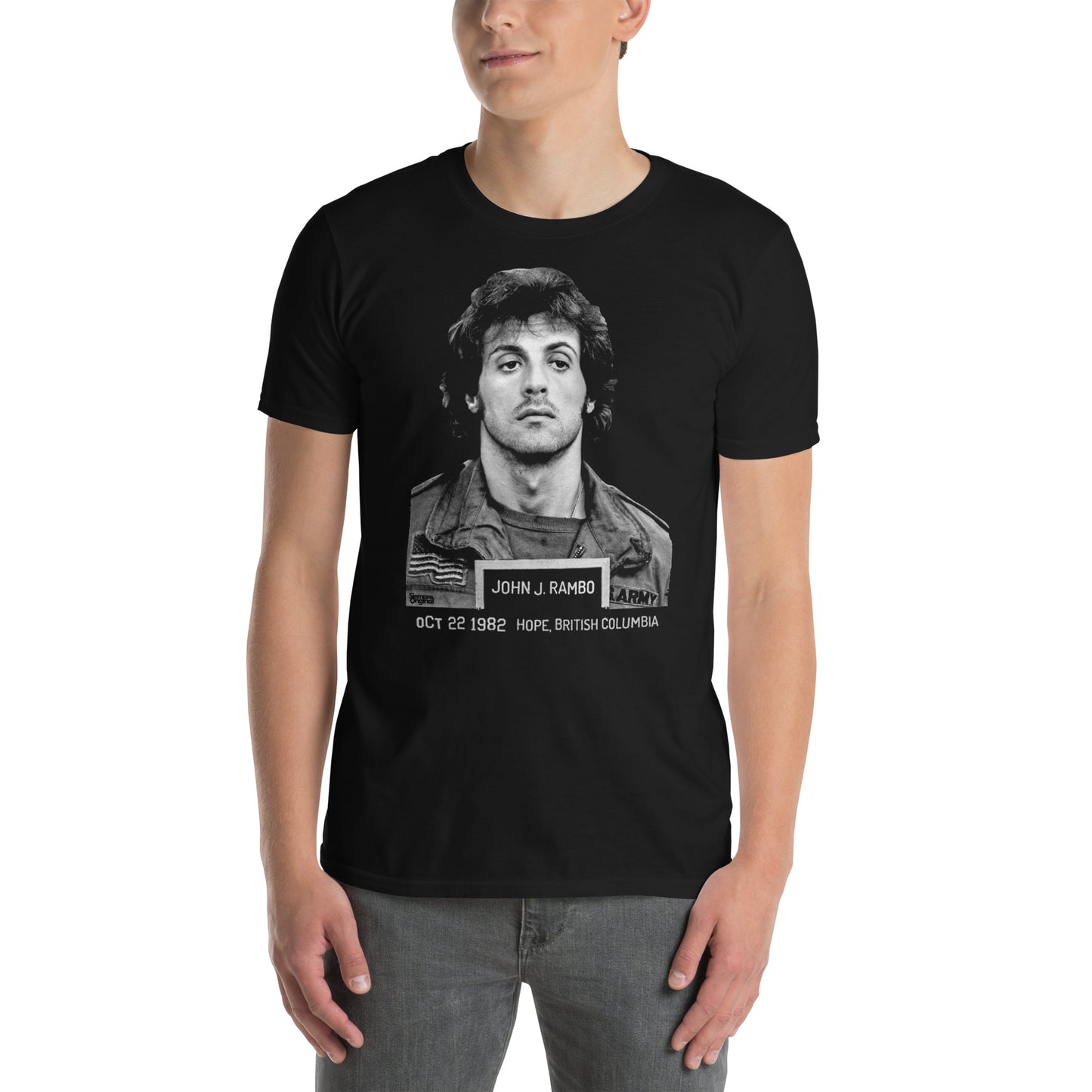 hombre con camiseta rambo foto prision first blood negra