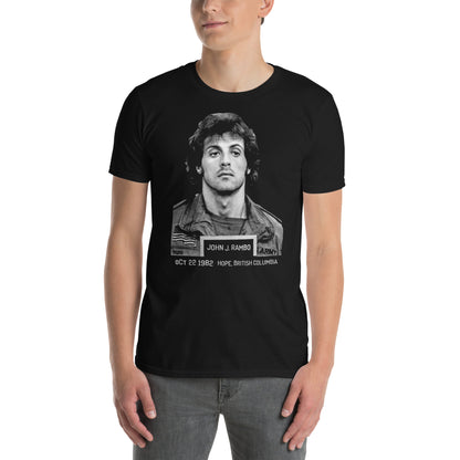 hombre con camiseta rambo foto prision first blood negra