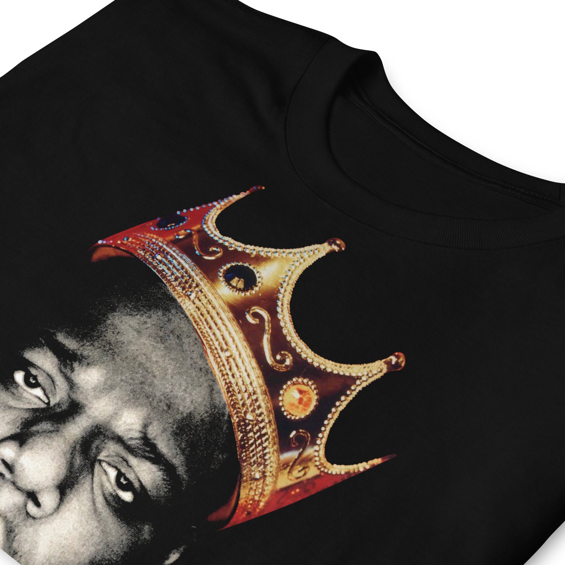 detalle de camiseta rey del hip hop negra