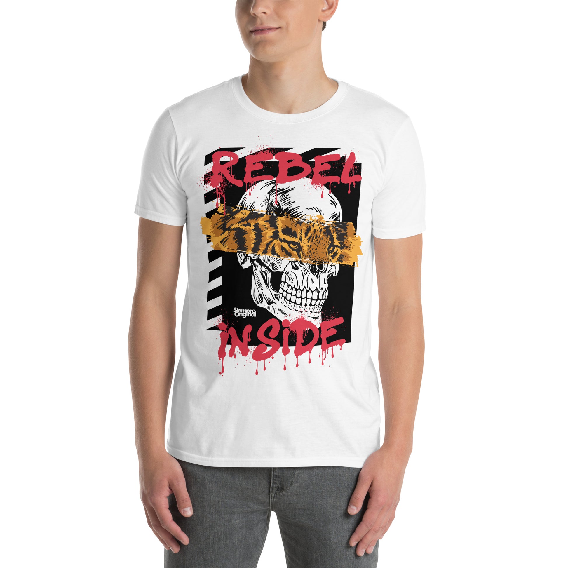 hombre con camiseta rebel inside siempre original urban en color blanco