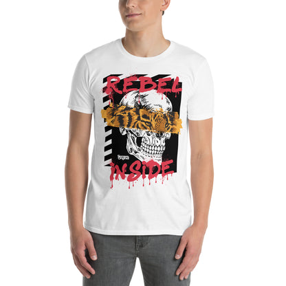 hombre con camiseta rebel inside siempre original urban en color blanco