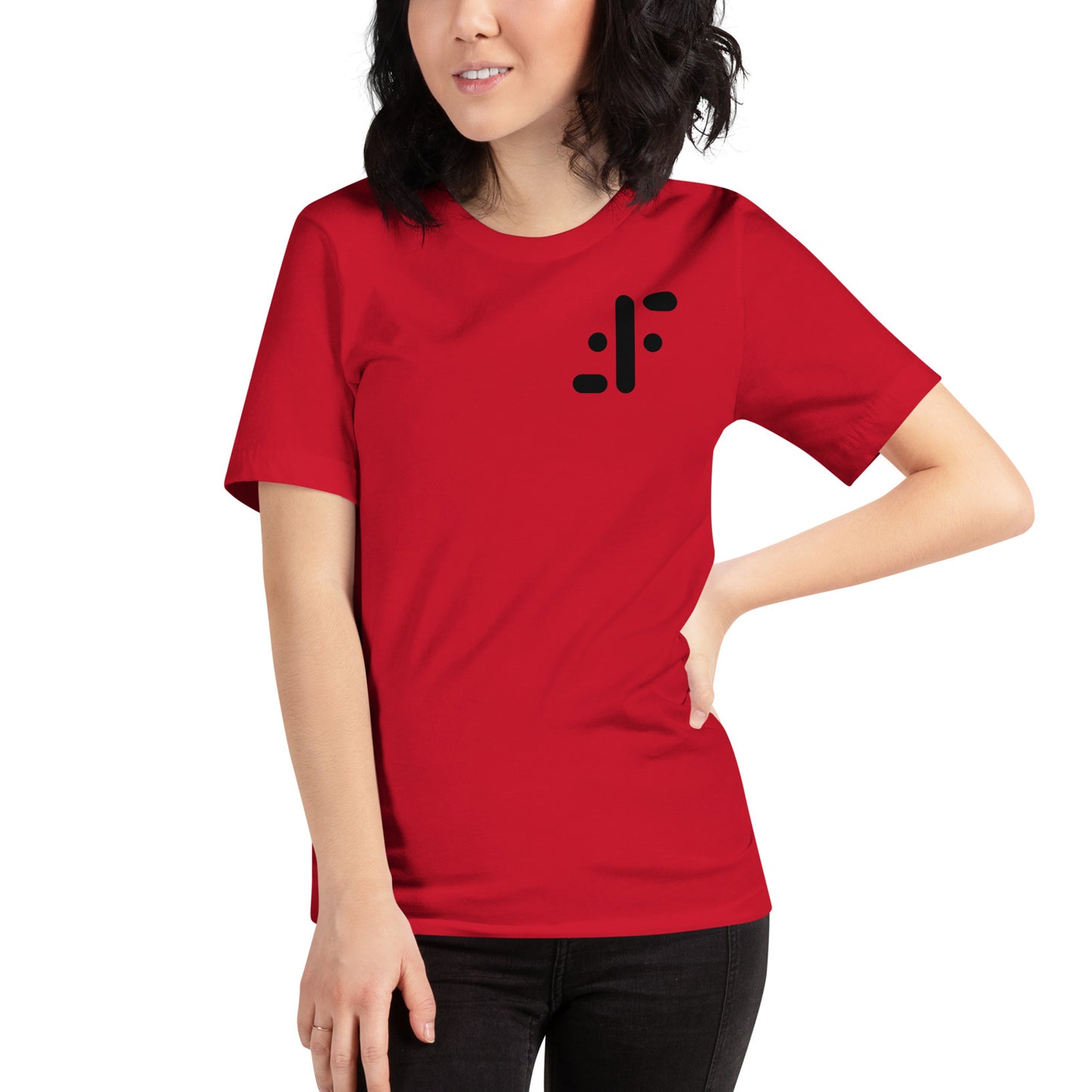 mujer con camiseta resistencia serie v roja