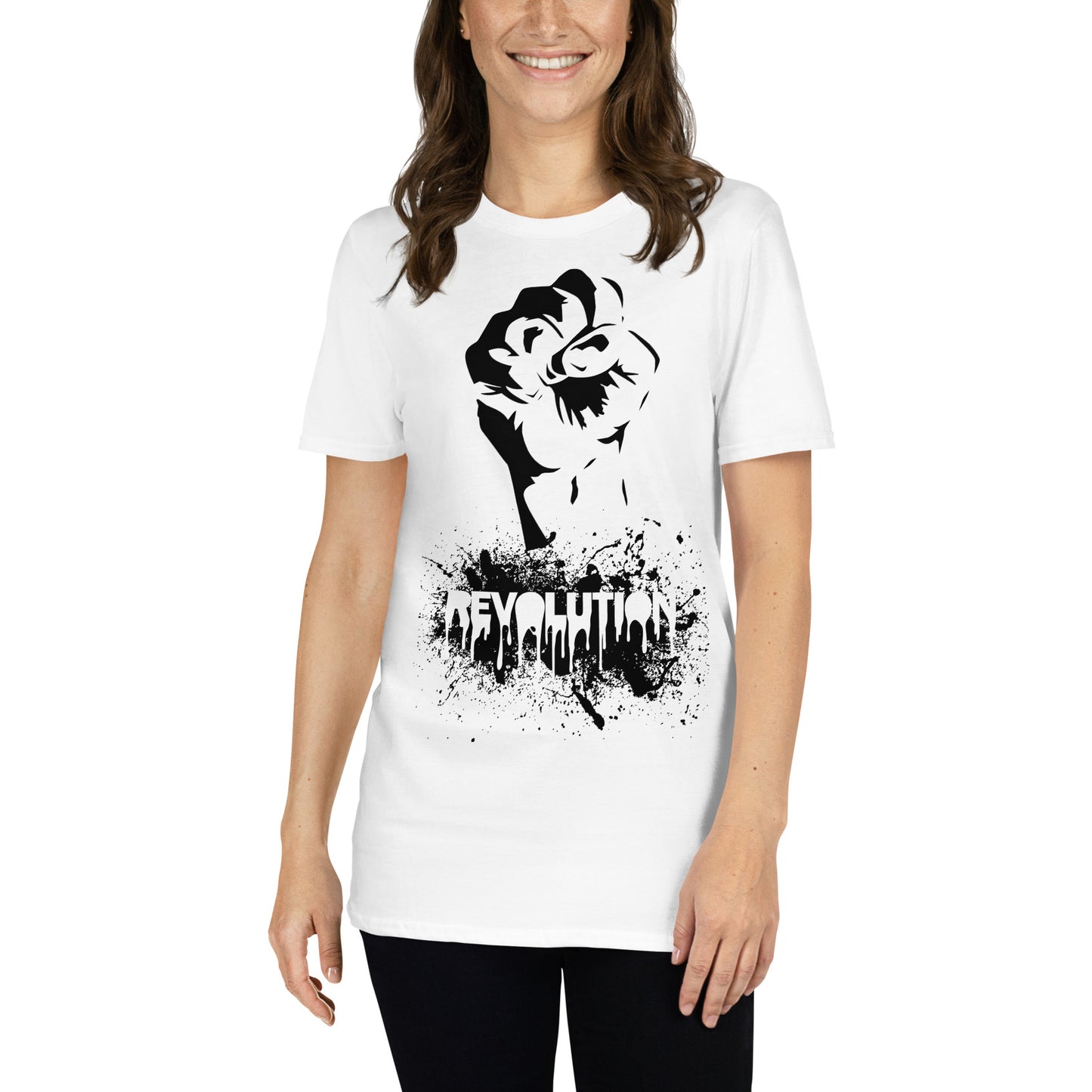 mujer con camiseta revolution graffiti blanca