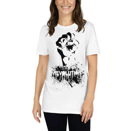 mujer con camiseta revolution graffiti blanca