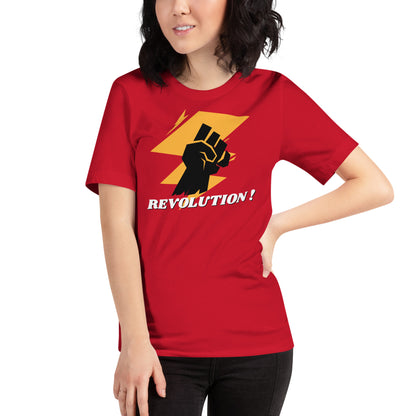 mujer con camiseta revolution roja