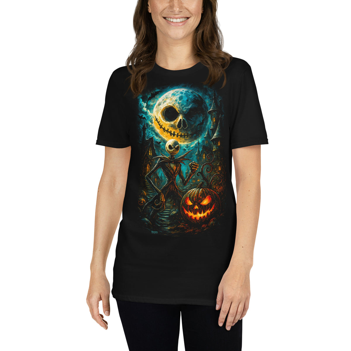 Mujer con camiseta negra inspirada en Jack Skellington y Pesadilla antes de Navidad