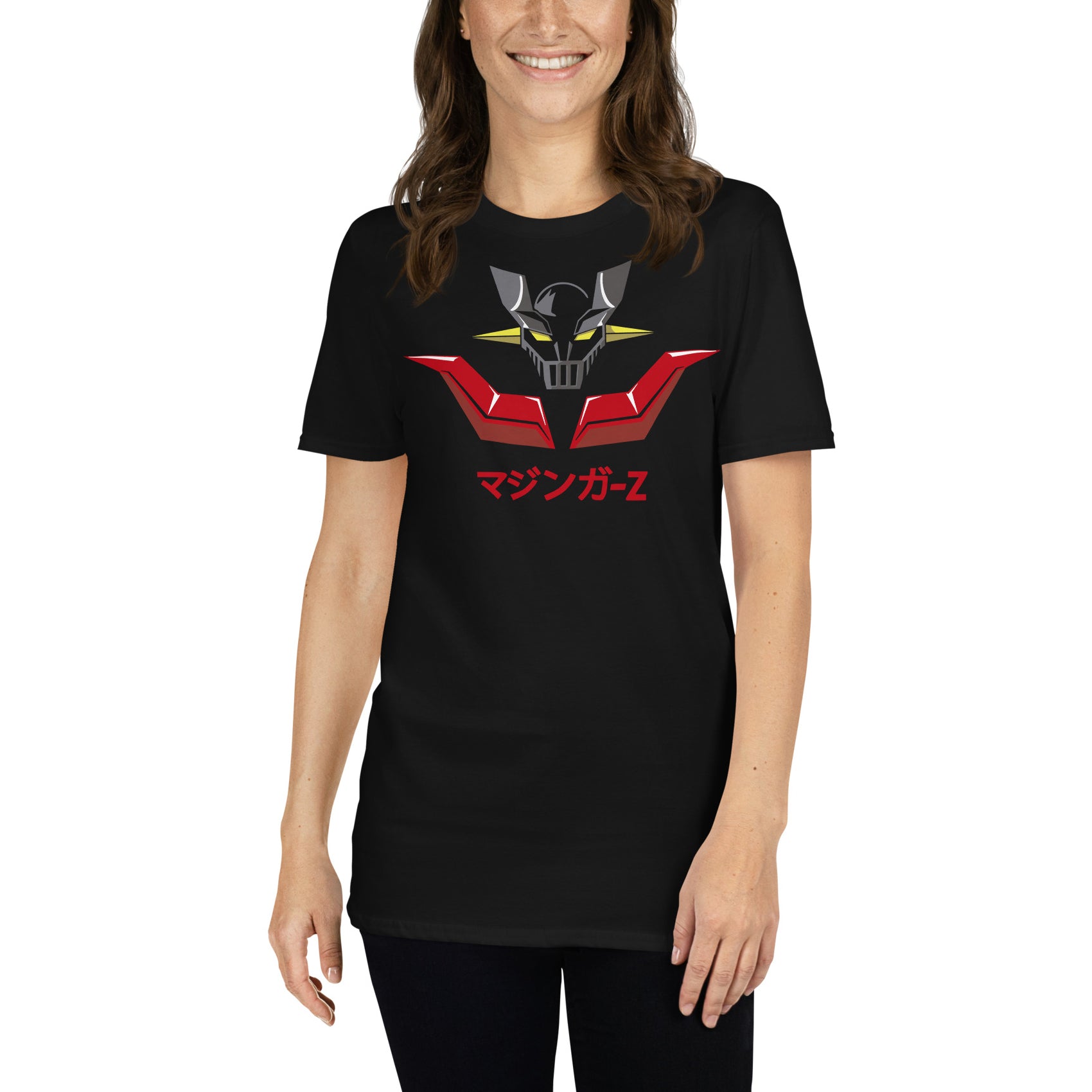 mujer con camiseta robot mazinger z negra