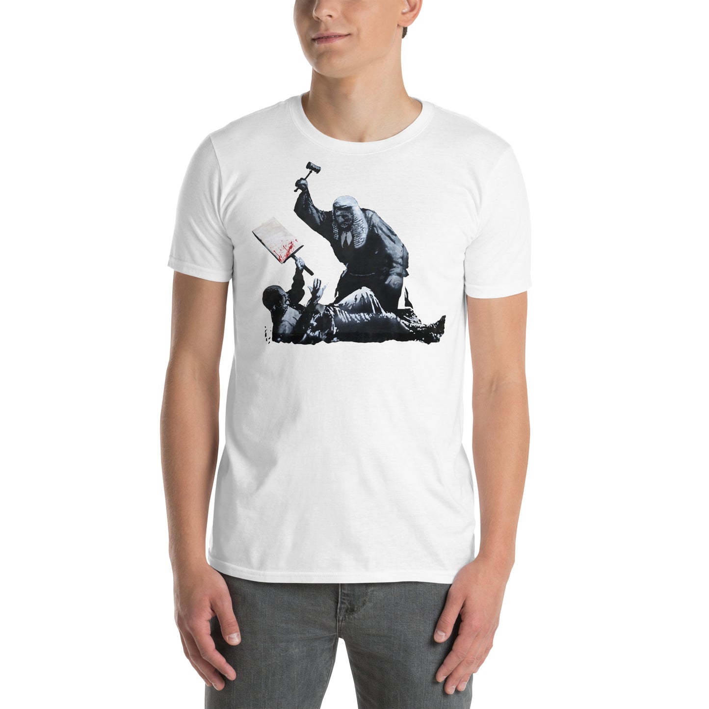 hombre con camiseta royal courts of justice london banksy blanca