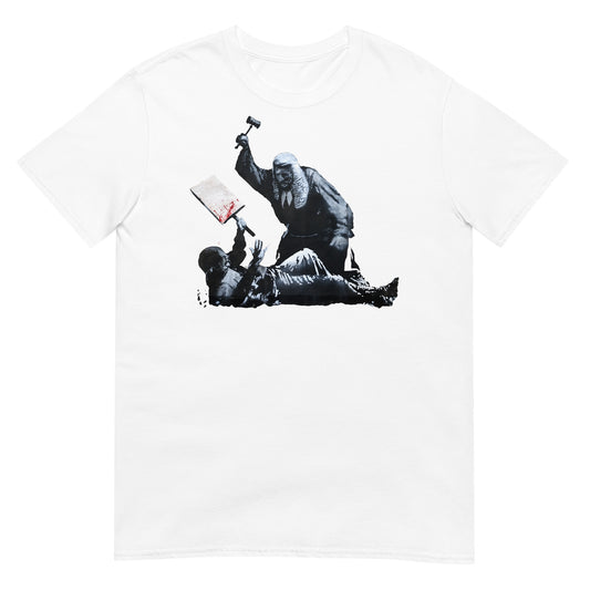 camiseta royal courts of justice london de banksy en color blanco
