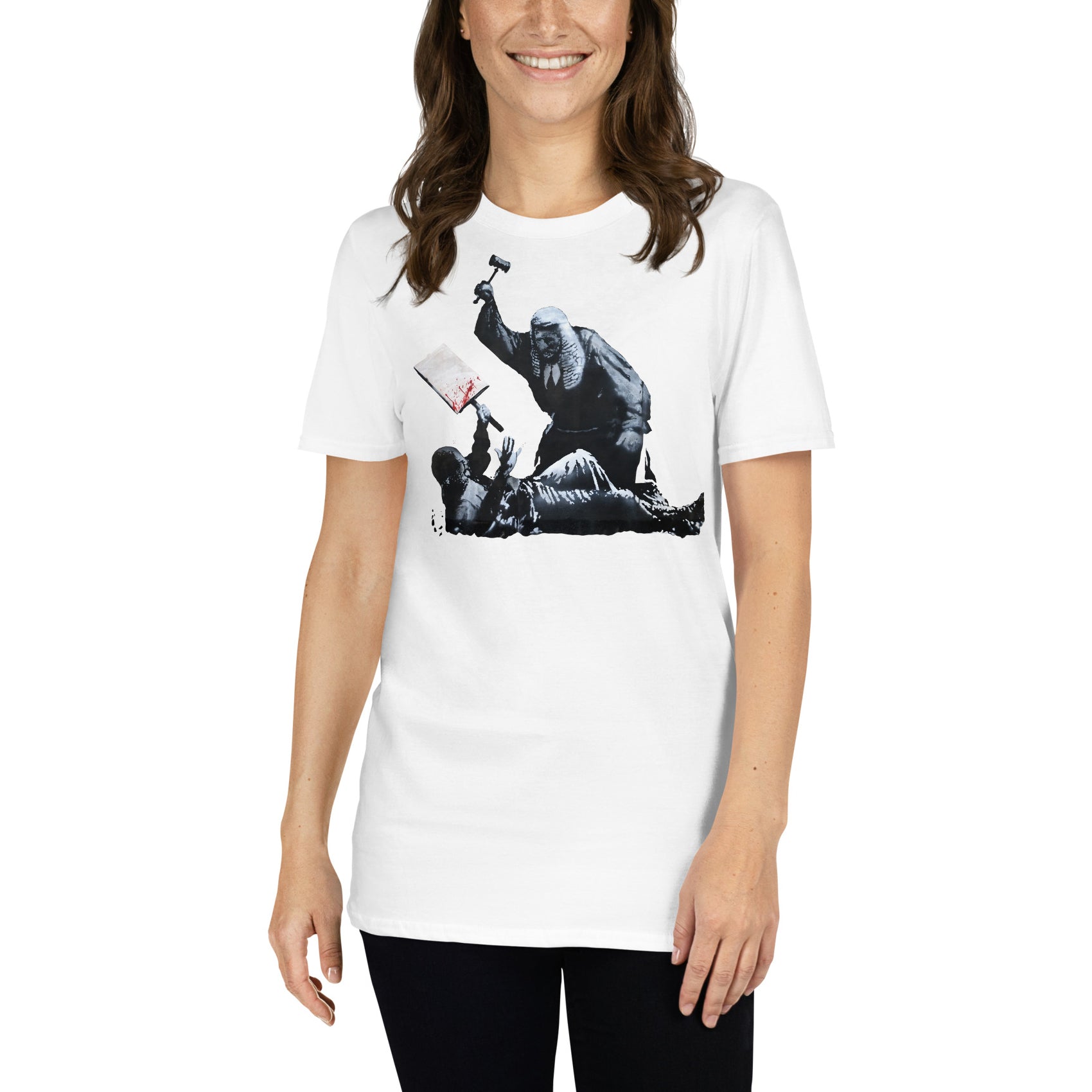 mujer con camiseta royal courts of justice london de banksy en color blanco