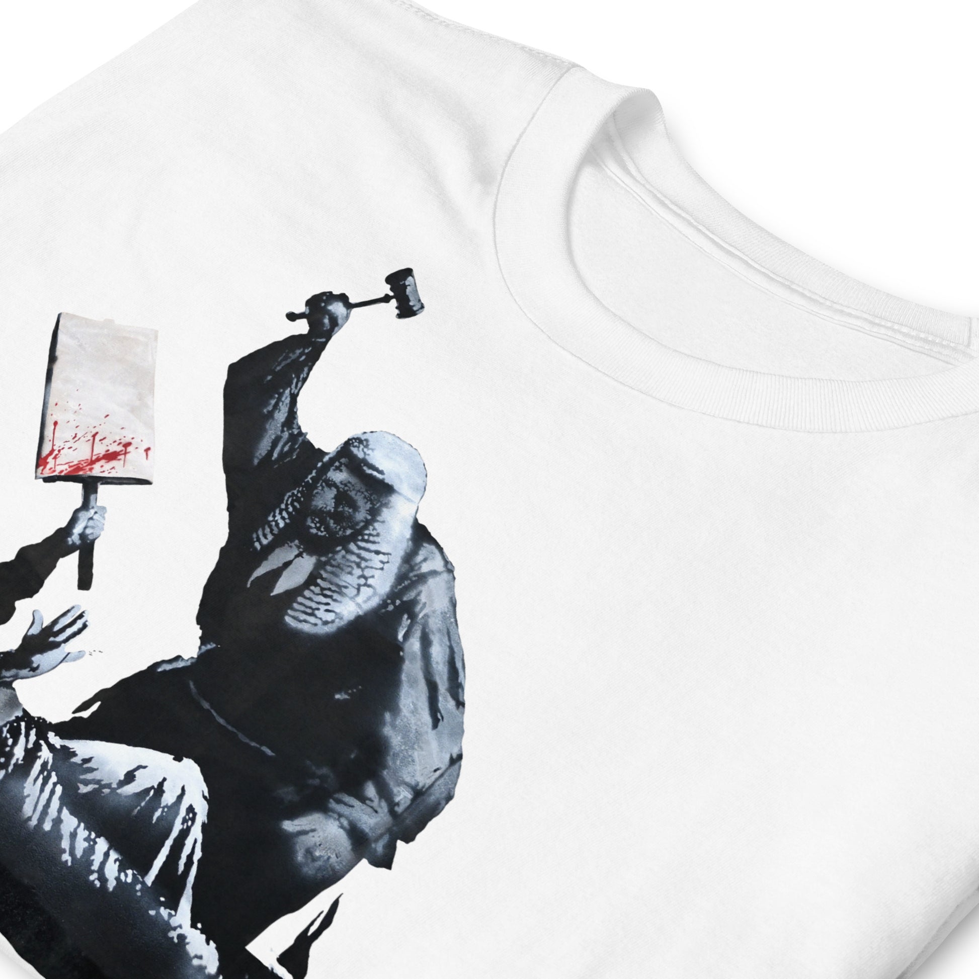 detalle de camiseta royal courts of justice london de banksy en color blanco