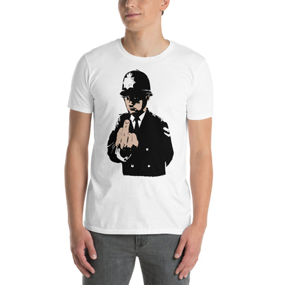 hombre con camiseta rude copper banksy blanca