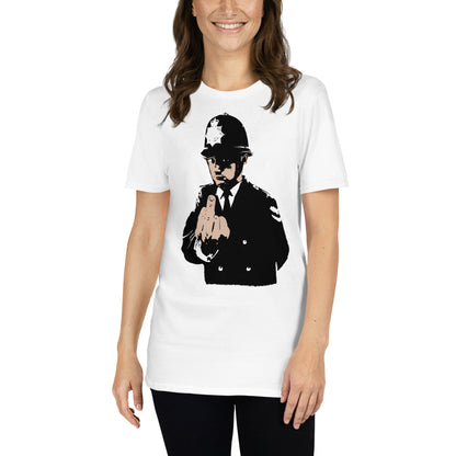 mujer con camiseta rude copper banksy blanca