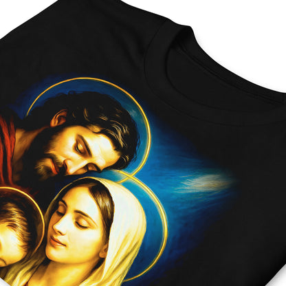 Detalle de camiseta negra con la Virgen María, San José y el Niño Jesús dormido en brazos