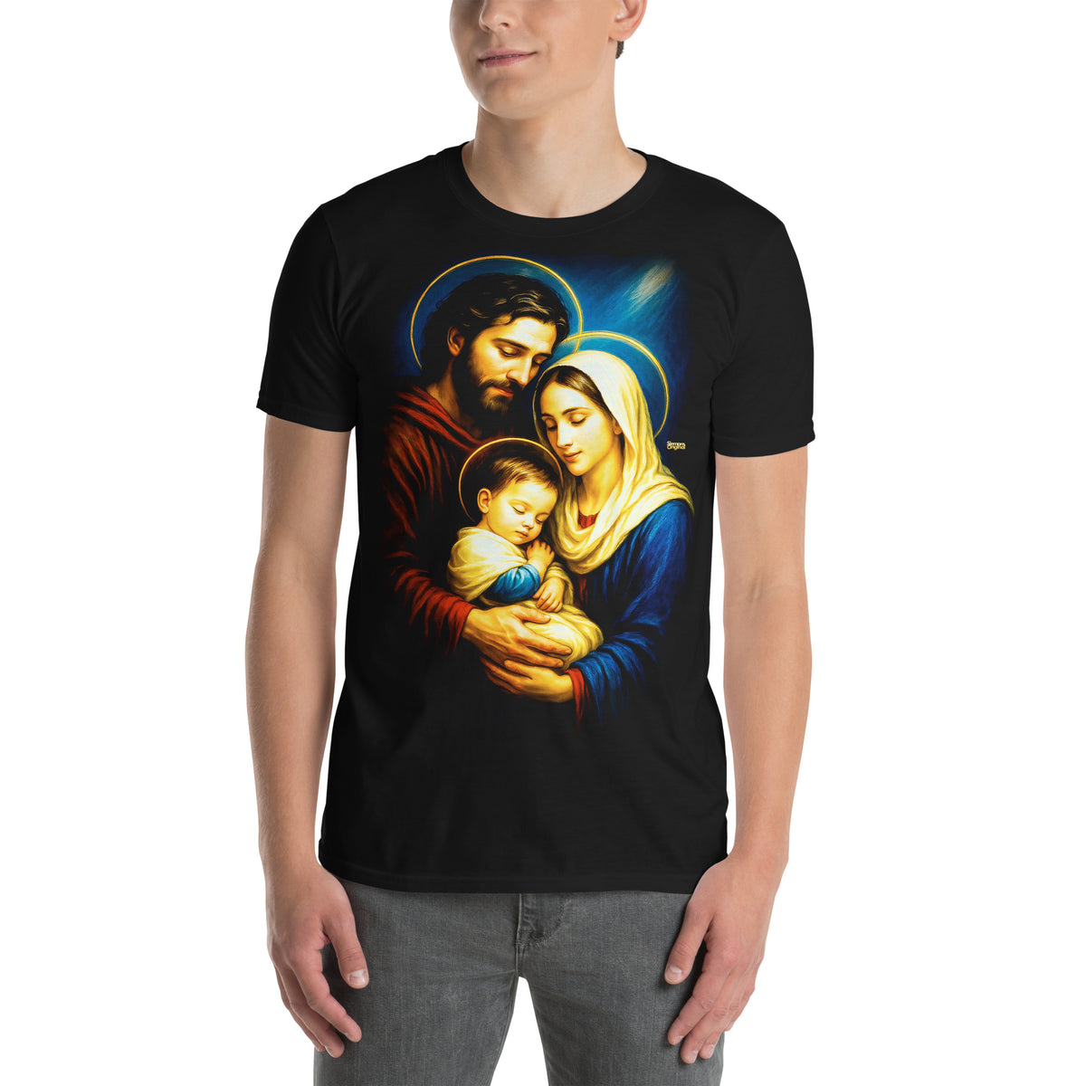 Hombre con camiseta negra con la Virgen María, San José y el Niño Jesús dormido en brazos