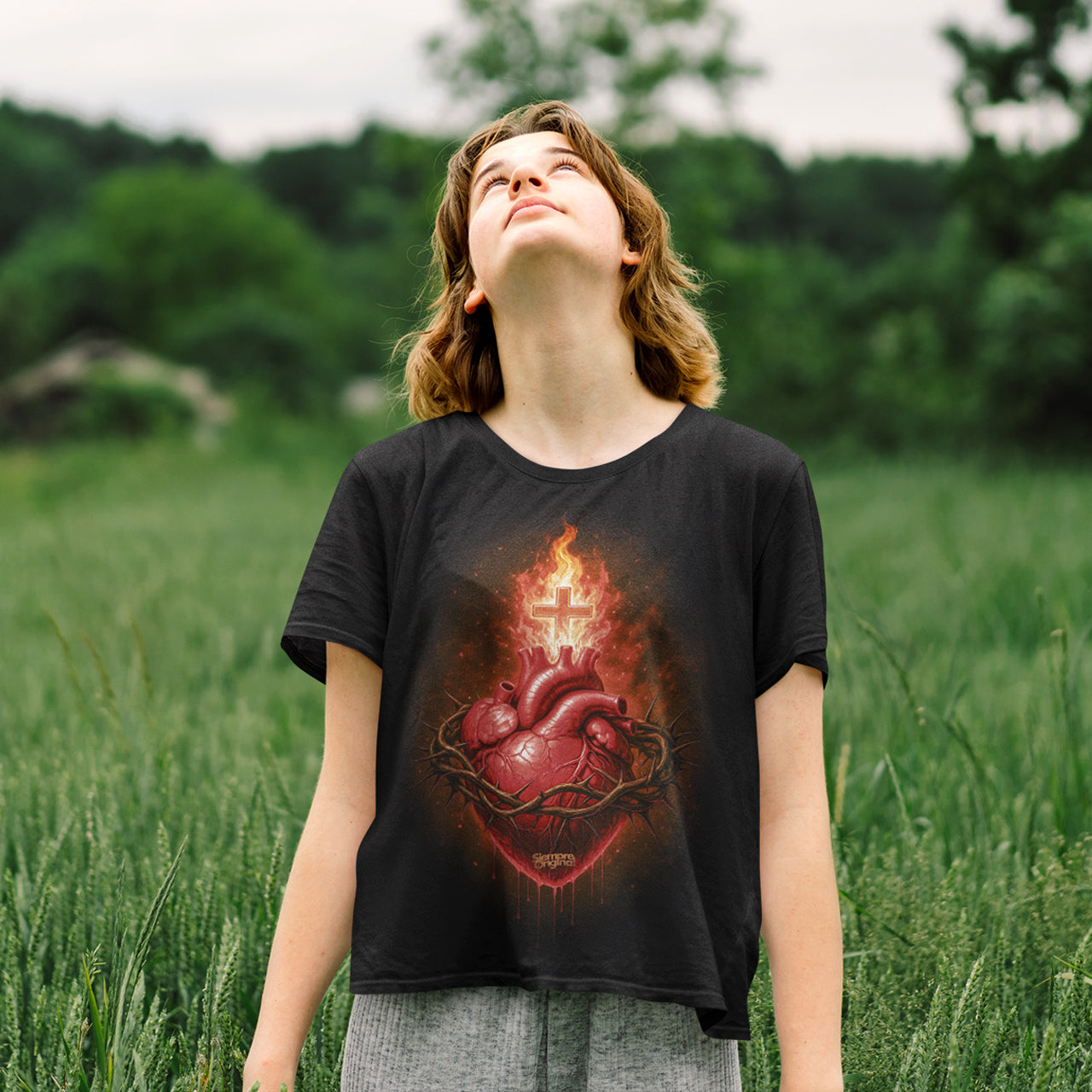 mujer con camiseta sagrado corazon de jesus en color negro