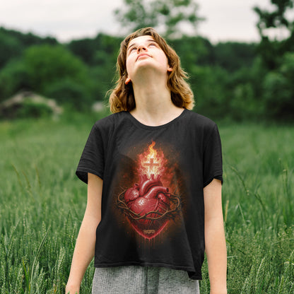 mujer con camiseta sagrado corazon de jesus en color negro
