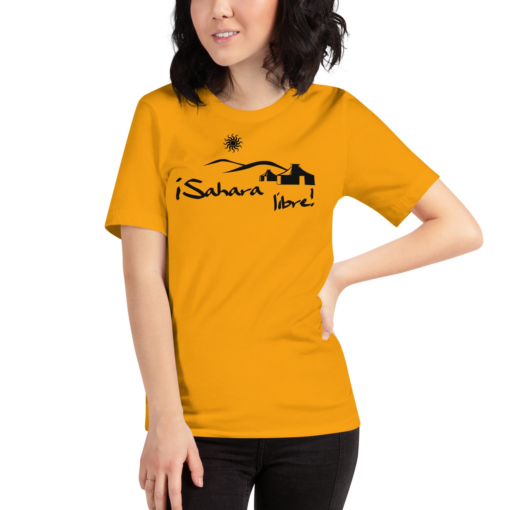 mujer con camiseta sahara libre amarillo mostaza