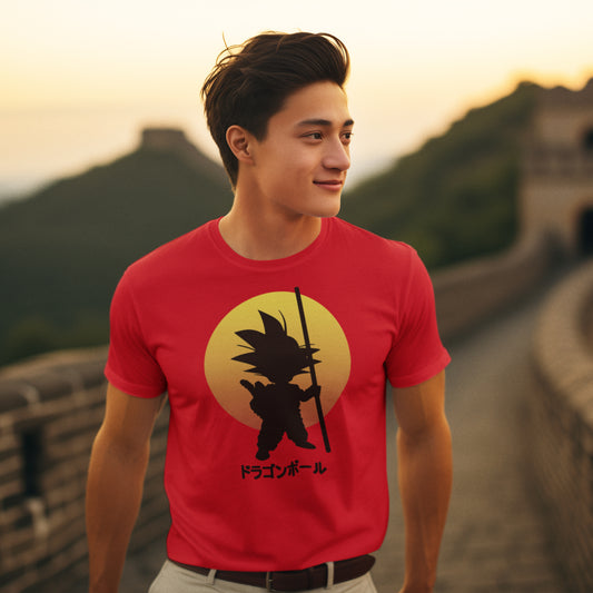 hombre con camiseta de goku de bola de dragon en color rojo