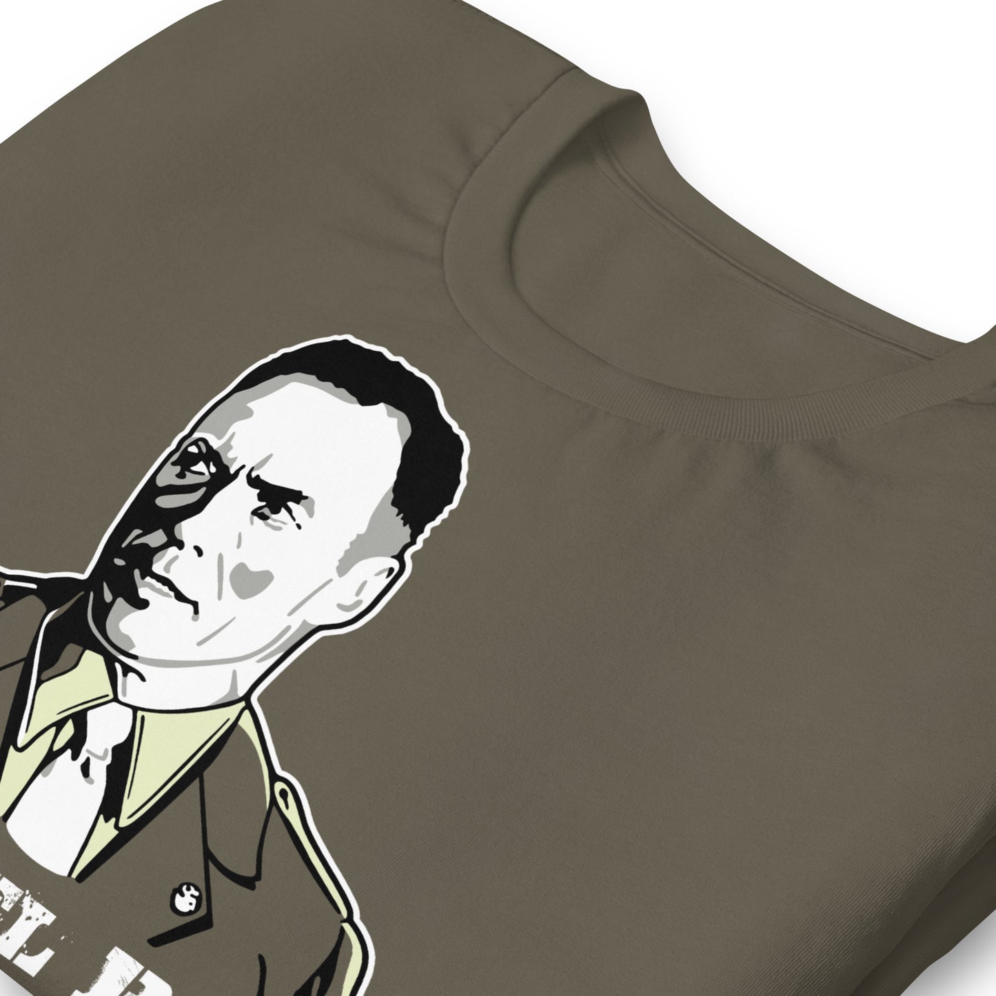 detalle de camiseta heartbreak ridge cierra el pico hippie verde militar