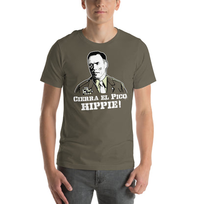 hombre con camiseta el sargento de hierro cierra el pico hippie verde militar