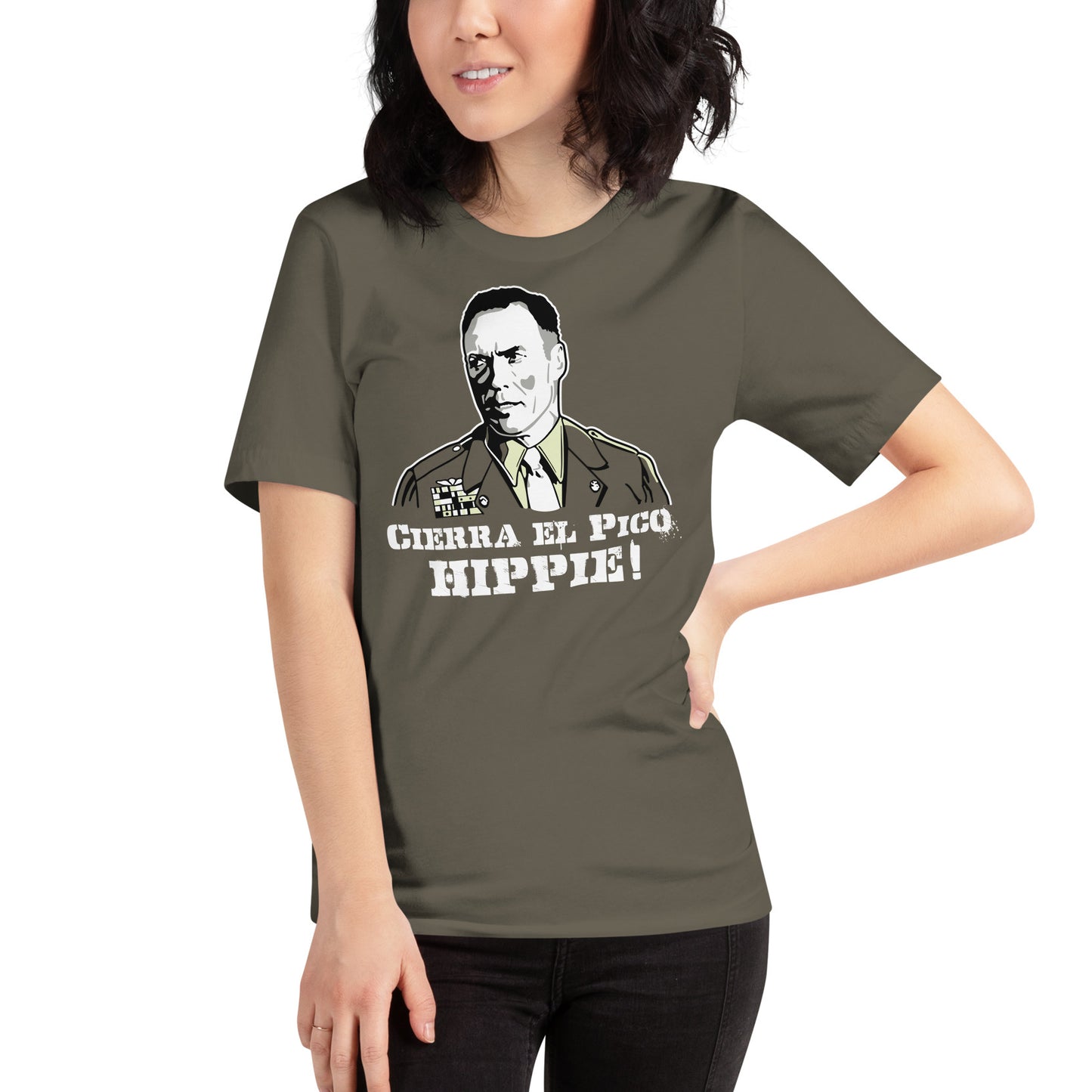 mujer con camiseta heartbreak ridge cierra el pico hippie verde militar