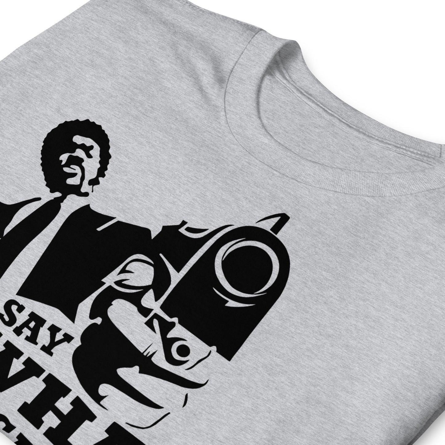 detalle de camiseta say what again pulp fiction gris