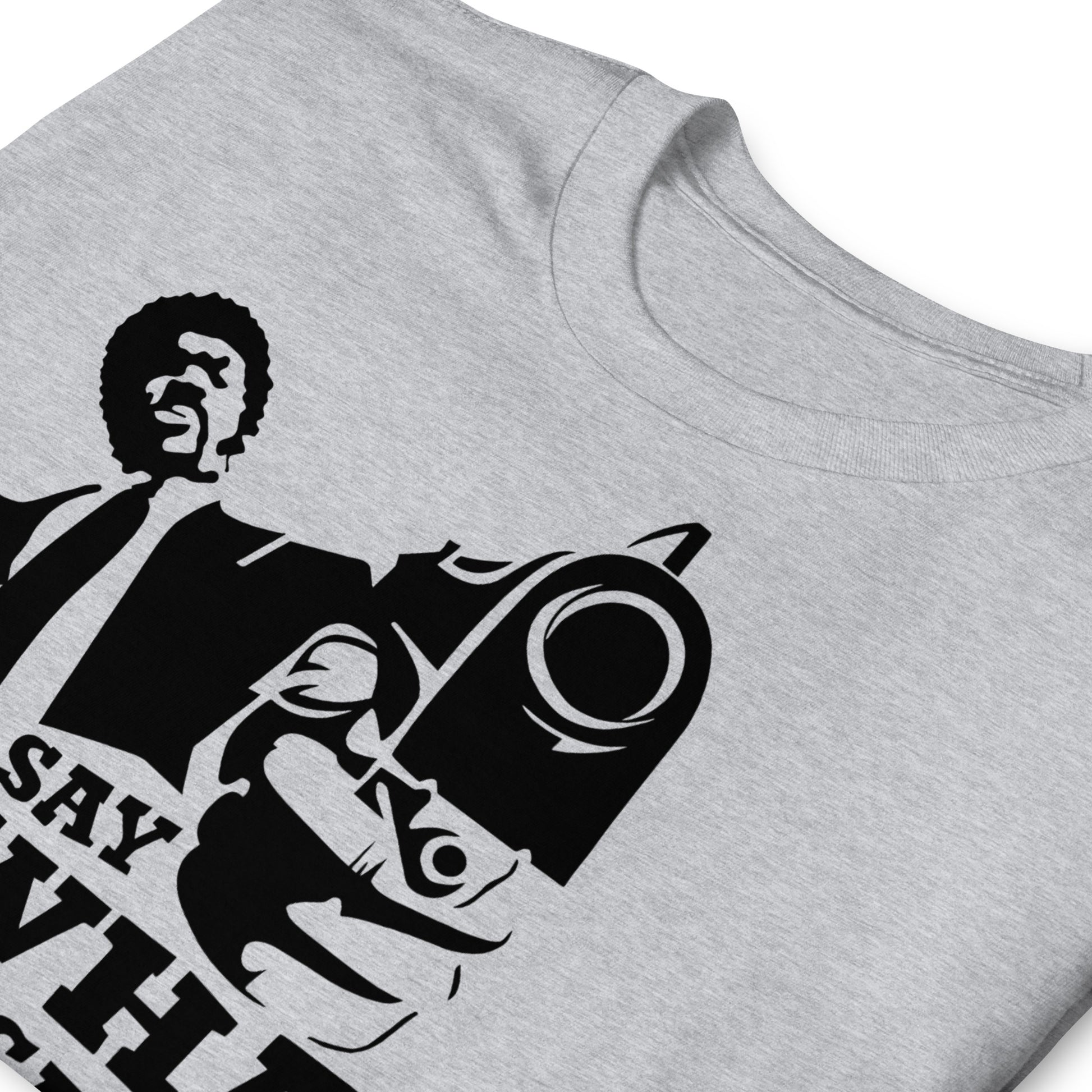 detalle de camiseta say what again pulp fiction gris
